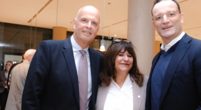 VUSR-Chefin Marija Linnhoff mit Thomas Ellerbeck, Mitglied des Group Executive Committee von TUI, und dem ehemaligen Bundesgesundheitsminister Jens Spahn (rechts)